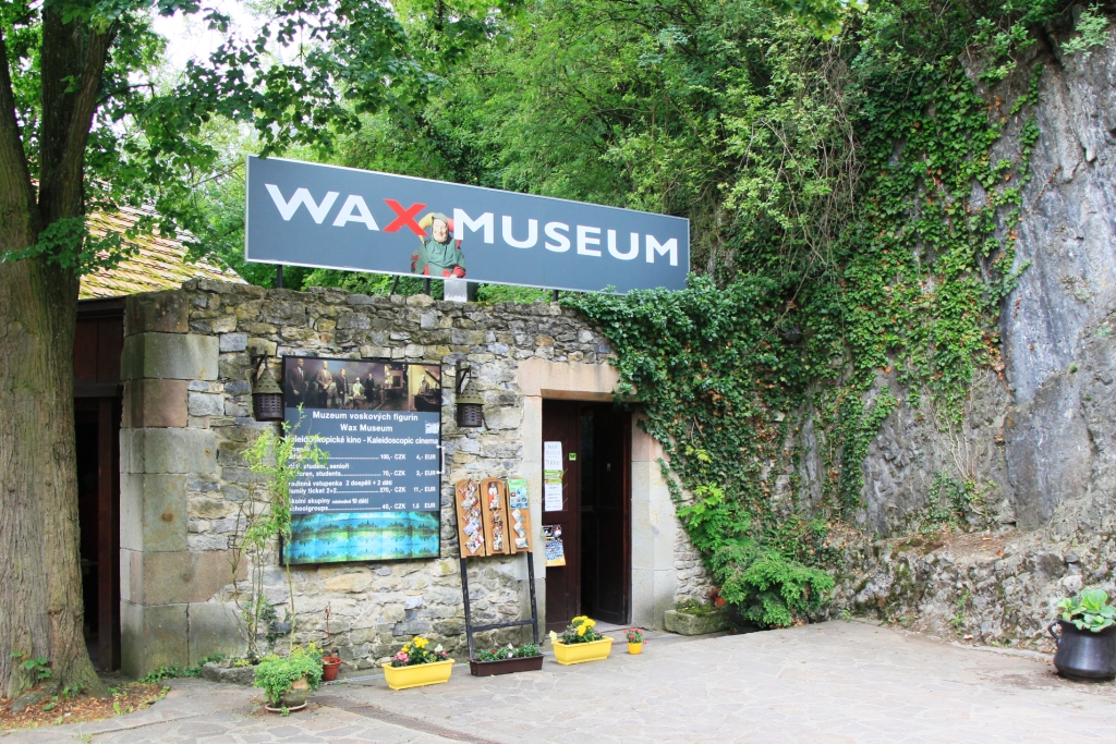 MUSEUM VOSKOVÝCH FIGURÍN ČESKÉ HISTORIE POD HRADEM KARLŠTEJN