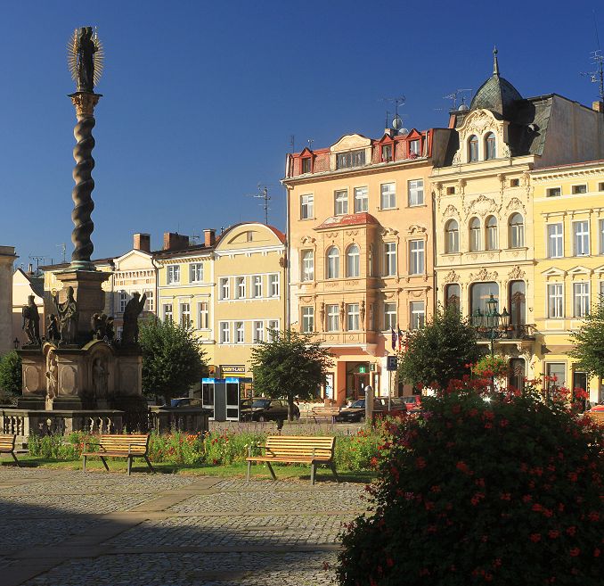MĚŠŤANSKÉ DOMY NA NÁMĚSTÍ V BROUMOVĚ
